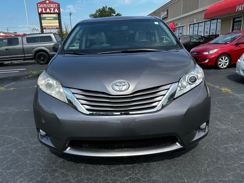 Photo 2 of this TOYOTA SIENNA