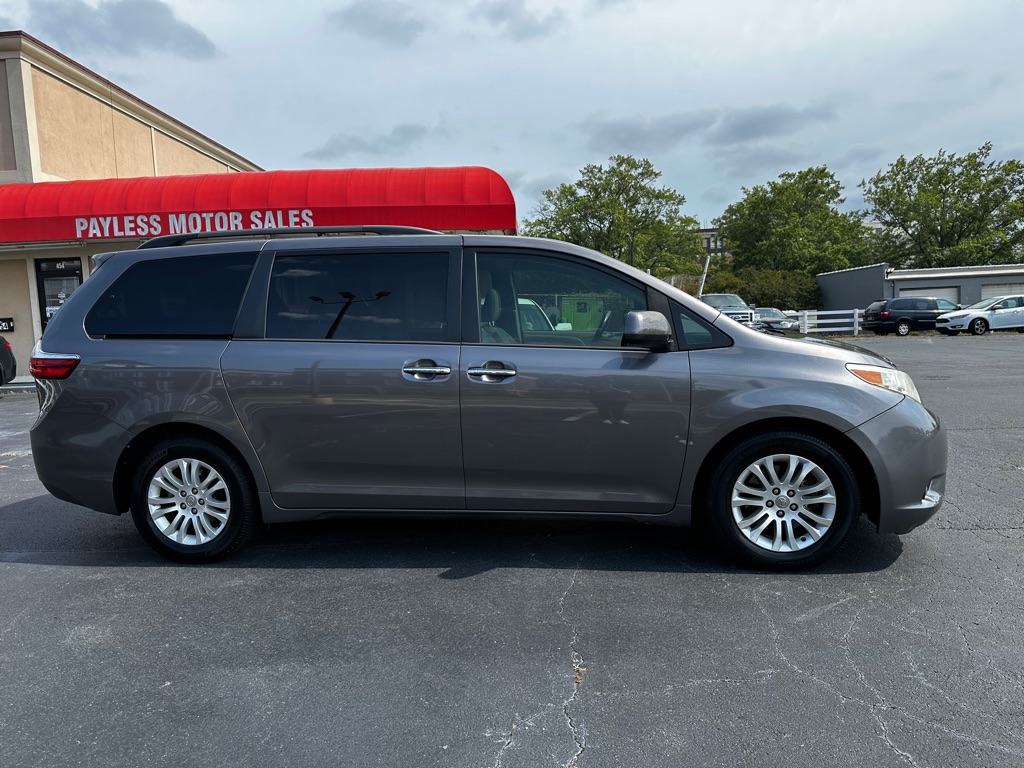 Photo 8 of this TOYOTA SIENNA