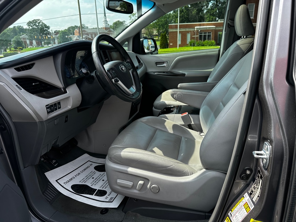 Photo 12 of this TOYOTA SIENNA