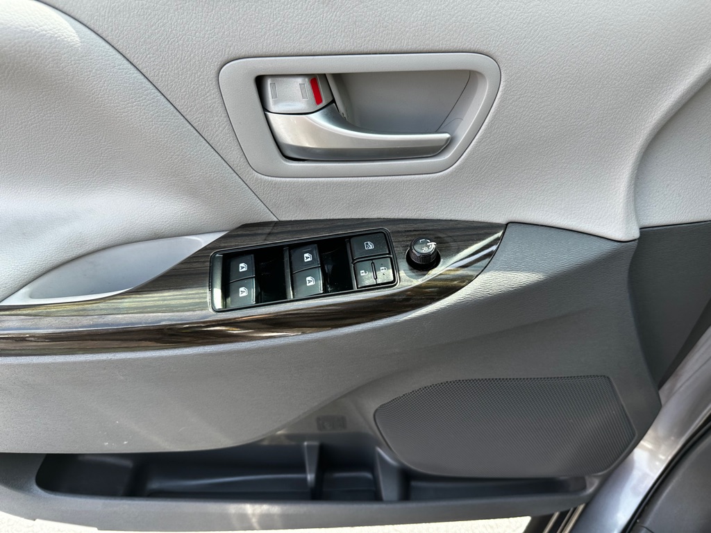 Photo 22 of this TOYOTA SIENNA