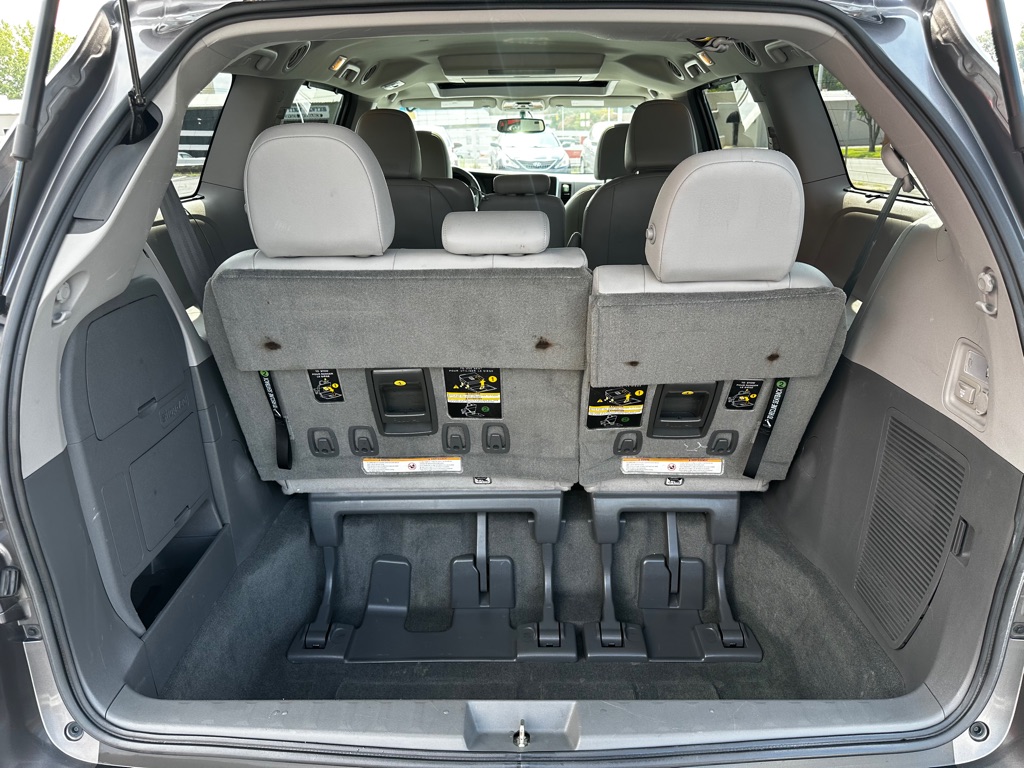 Photo 25 of this TOYOTA SIENNA