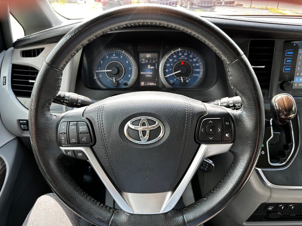 Photo 14 of this TOYOTA SIENNA