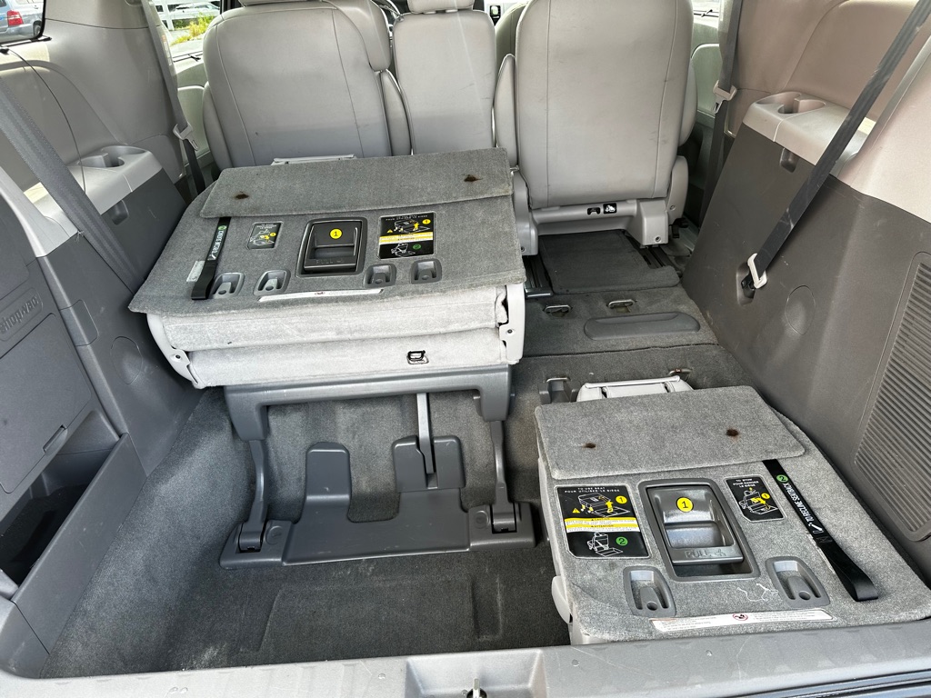 Photo 26 of this TOYOTA SIENNA