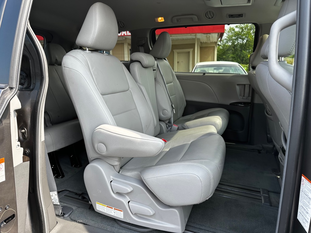 Photo 10 of this TOYOTA SIENNA