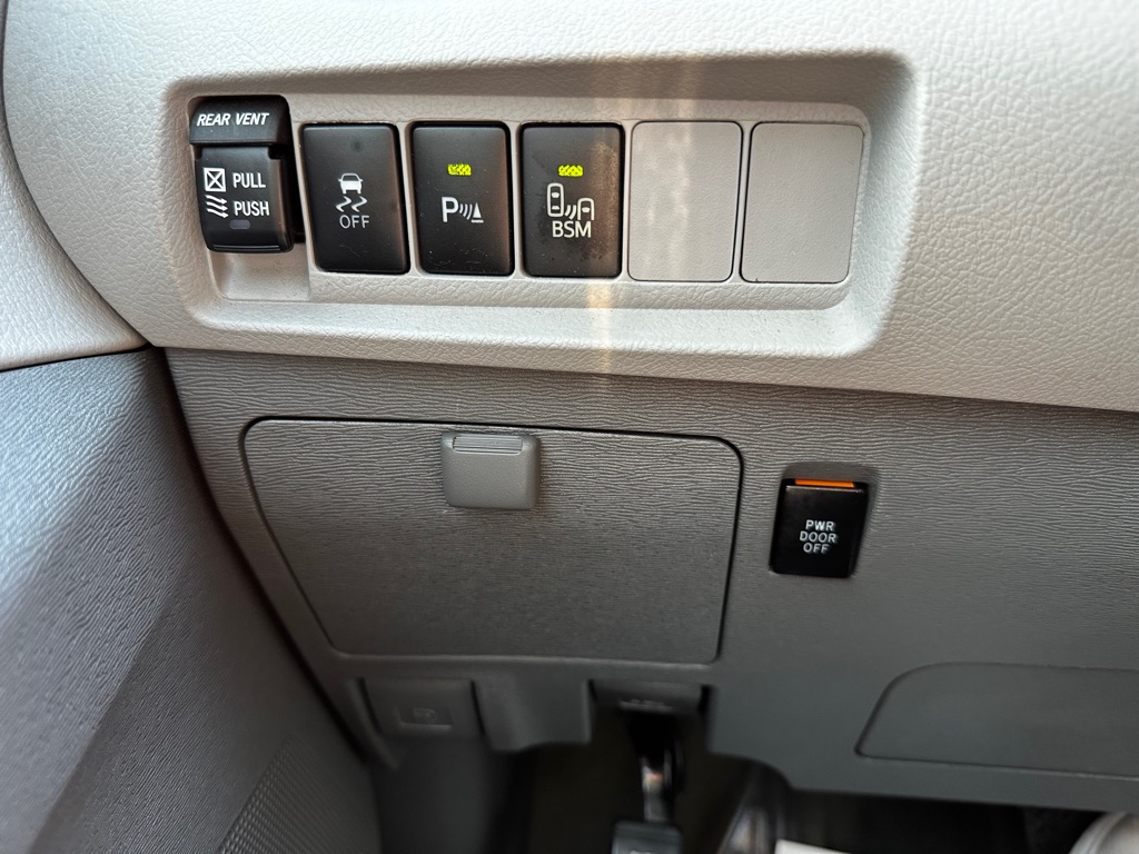 Photo 21 of this TOYOTA SIENNA