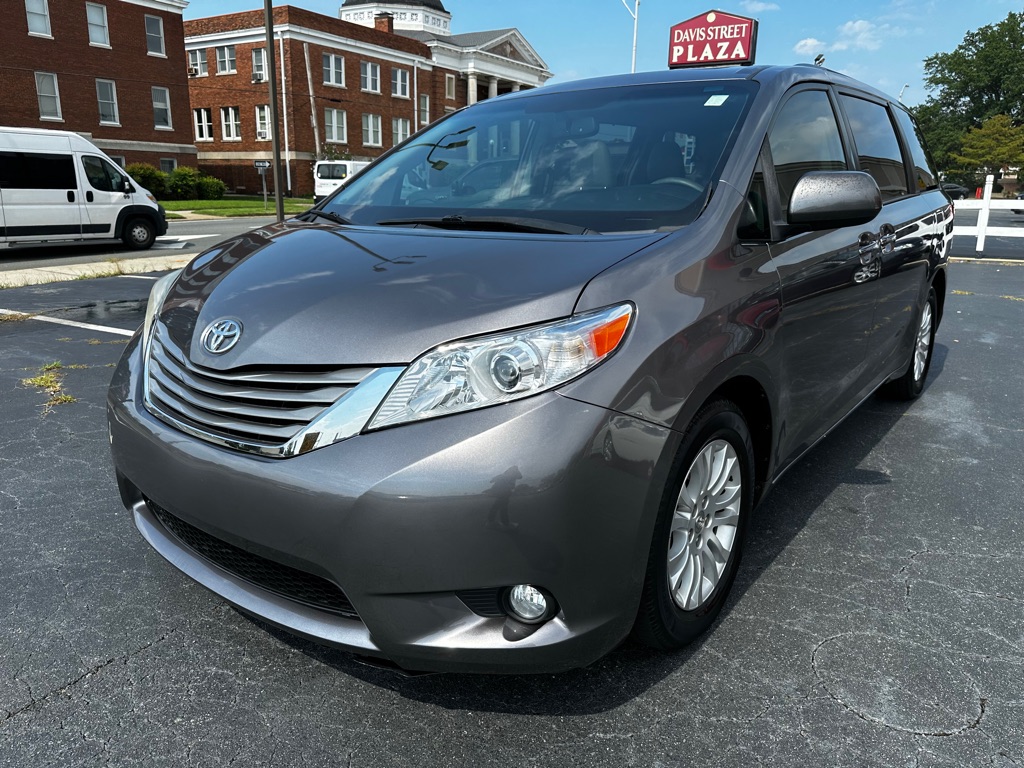 Photo 3 of this TOYOTA SIENNA