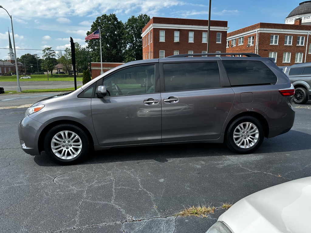 Photo 4 of this TOYOTA SIENNA