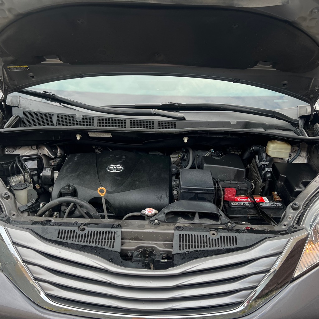 Photo 28 of this TOYOTA SIENNA