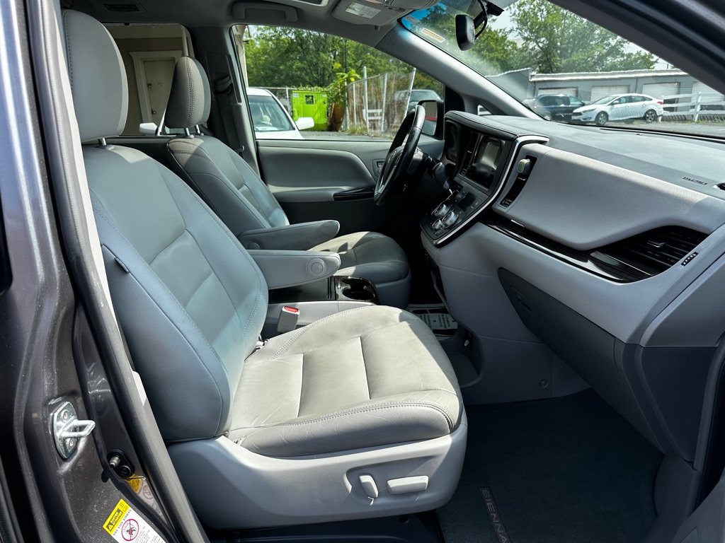 Photo 11 of this TOYOTA SIENNA