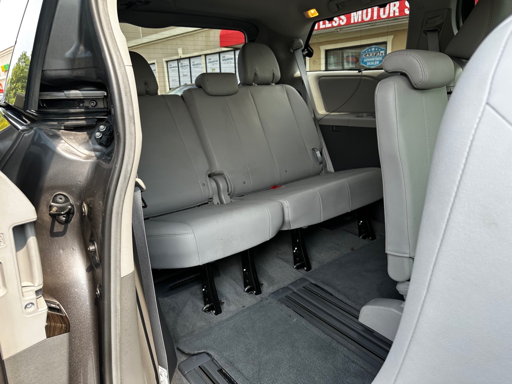 Photo 9 of this TOYOTA SIENNA
