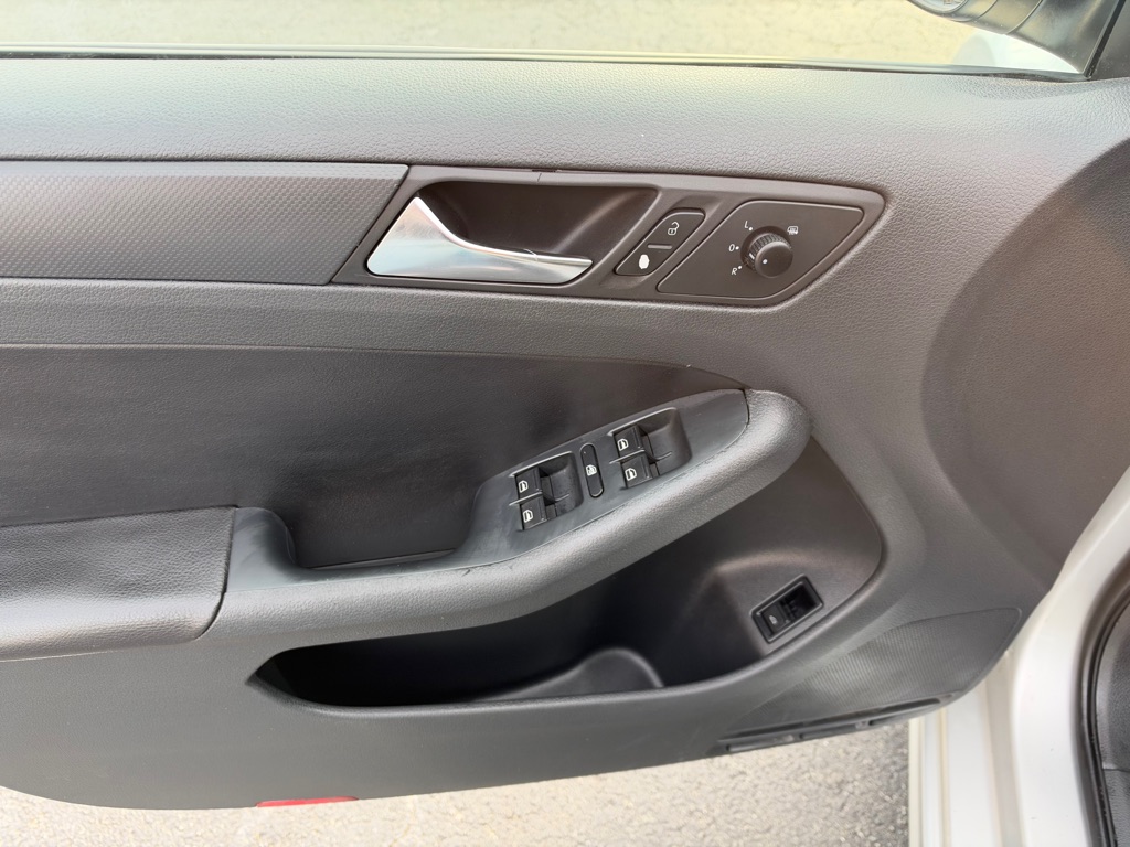 Photo 12 of this VOLKSWAGEN JETTA