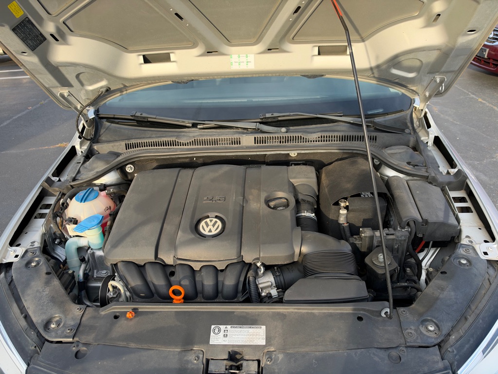 Photo 21 of this VOLKSWAGEN JETTA