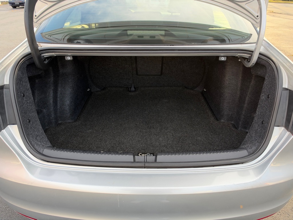 Photo 19 of this VOLKSWAGEN JETTA