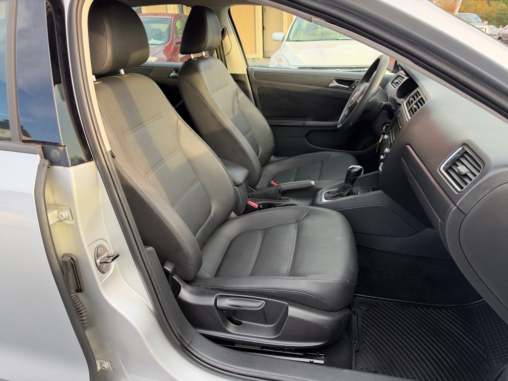 Photo 10 of this VOLKSWAGEN JETTA