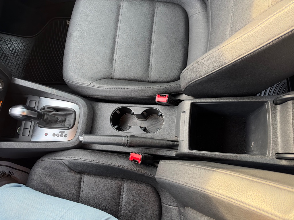 Photo 18 of this VOLKSWAGEN JETTA