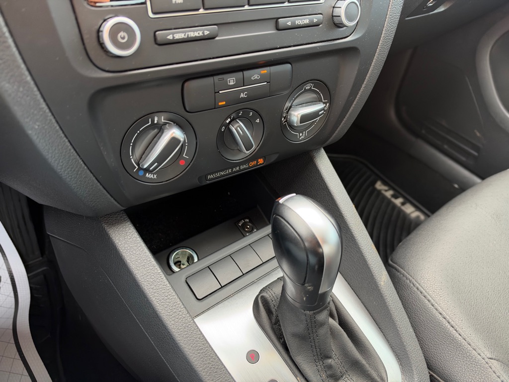 Photo 17 of this VOLKSWAGEN JETTA