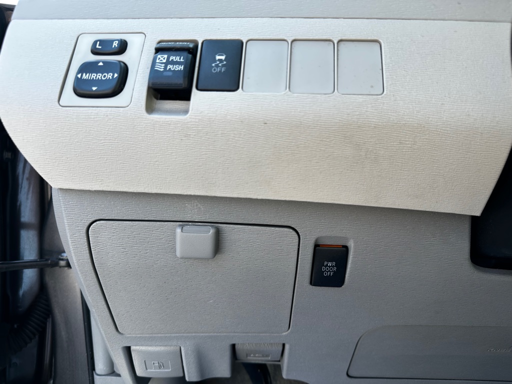 Photo 15 of this TOYOTA SIENNA