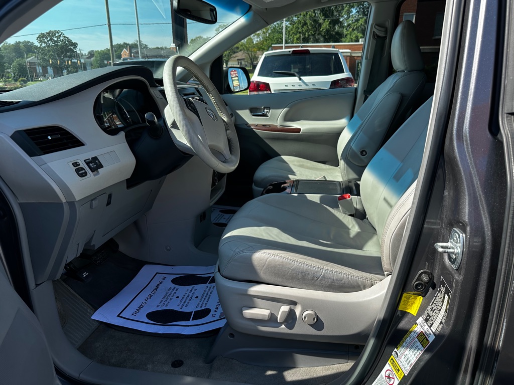 Photo 12 of this TOYOTA SIENNA