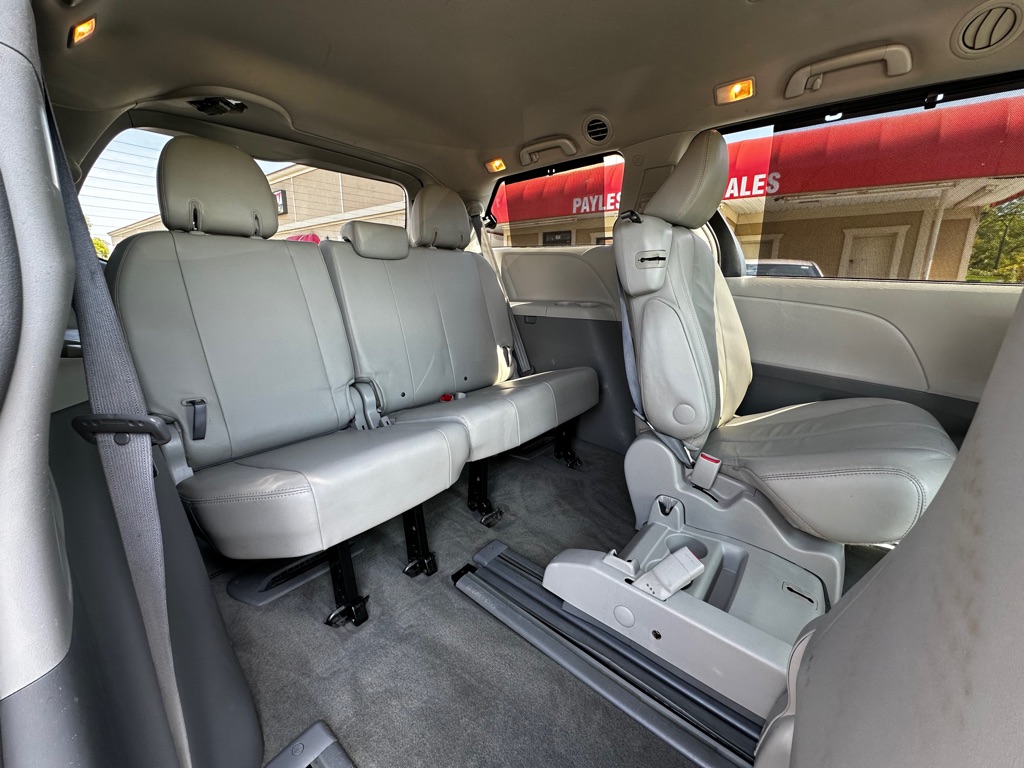 Photo 9 of this TOYOTA SIENNA