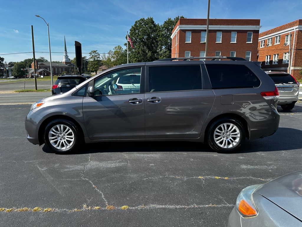 Photo 4 of this TOYOTA SIENNA