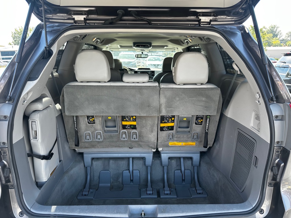 Photo 23 of this TOYOTA SIENNA