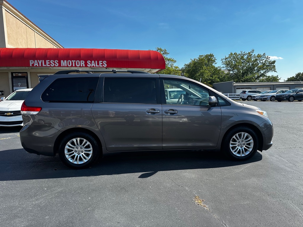 Photo 8 of this TOYOTA SIENNA