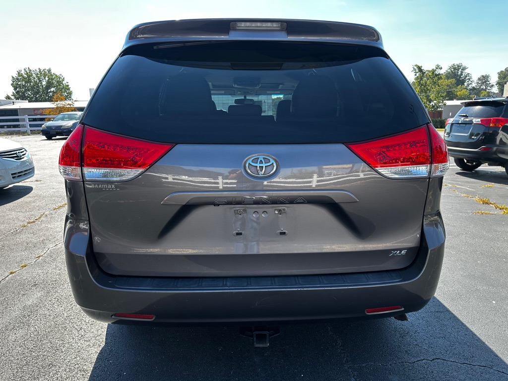 Photo 6 of this TOYOTA SIENNA