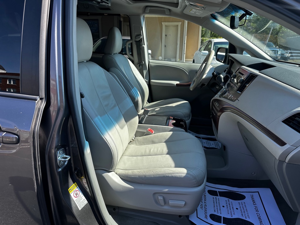 Photo 11 of this TOYOTA SIENNA