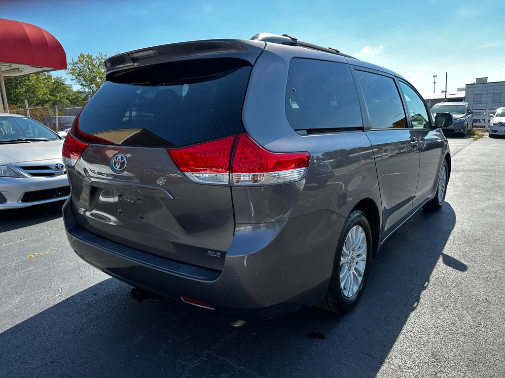 Photo 7 of this TOYOTA SIENNA
