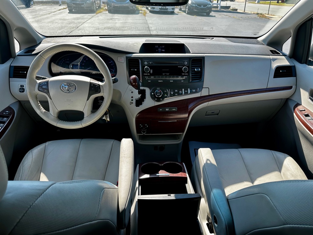 Photo 14 of this TOYOTA SIENNA