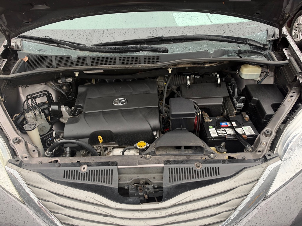 Photo 27 of this TOYOTA SIENNA