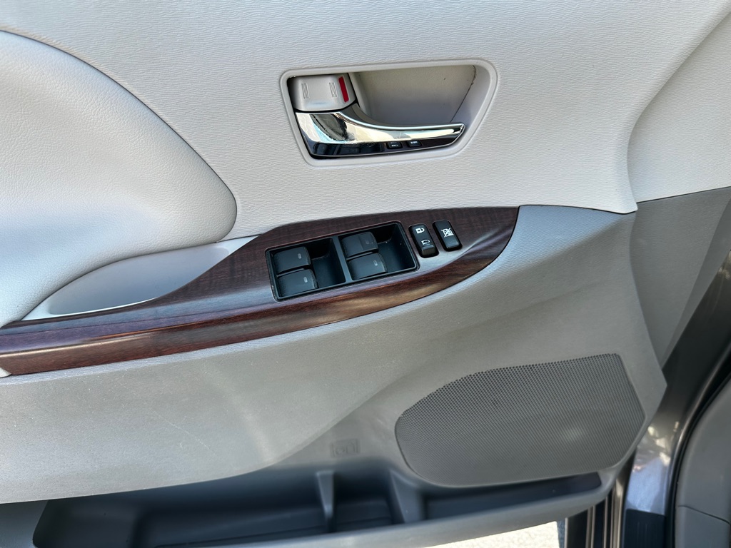 Photo 13 of this TOYOTA SIENNA