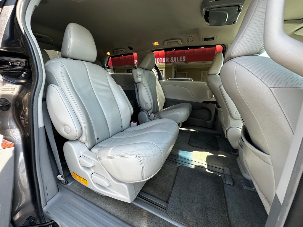 Photo 10 of this TOYOTA SIENNA