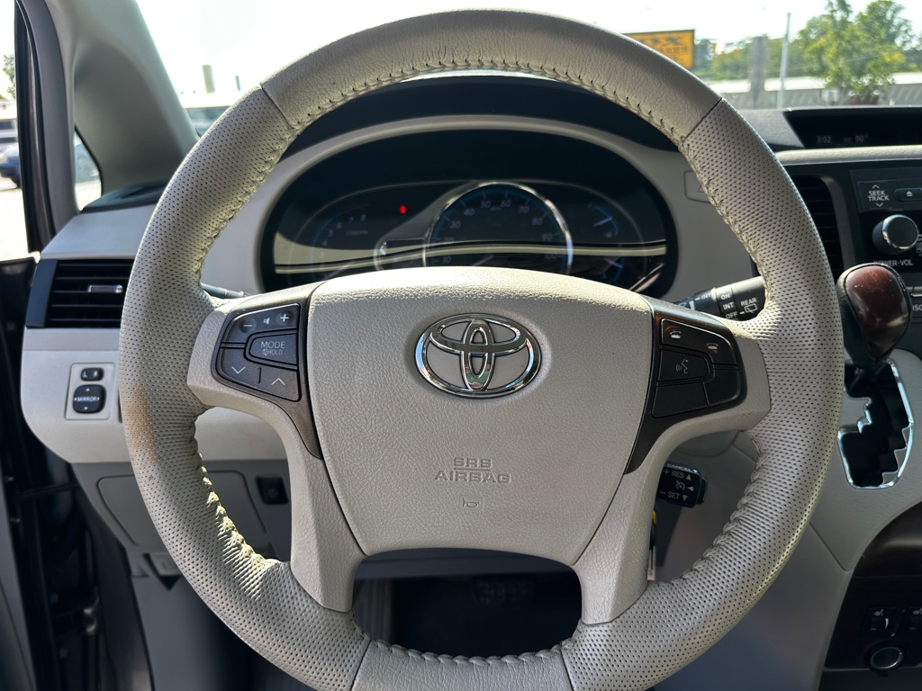 Photo 16 of this TOYOTA SIENNA