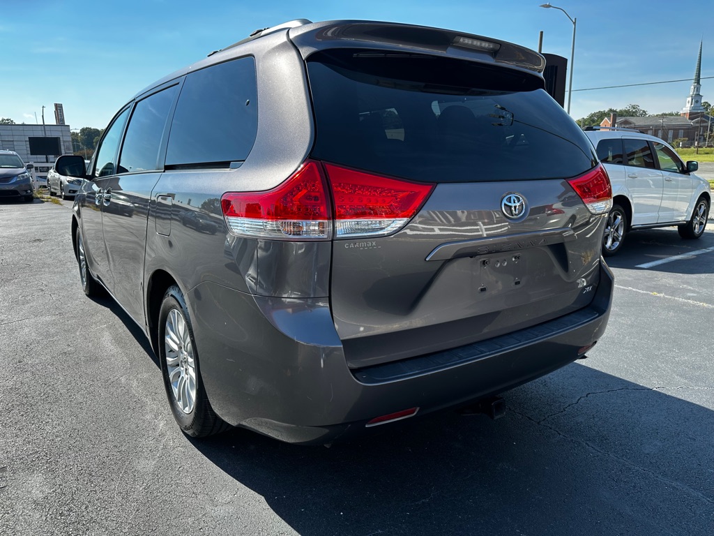 Photo 5 of this TOYOTA SIENNA