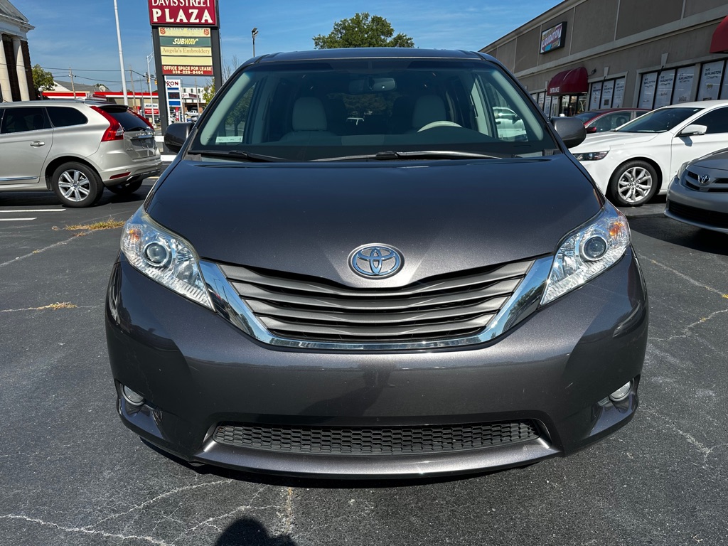 Photo 2 of this TOYOTA SIENNA