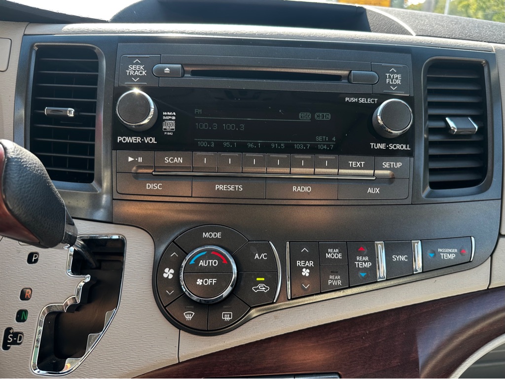 Photo 20 of this TOYOTA SIENNA