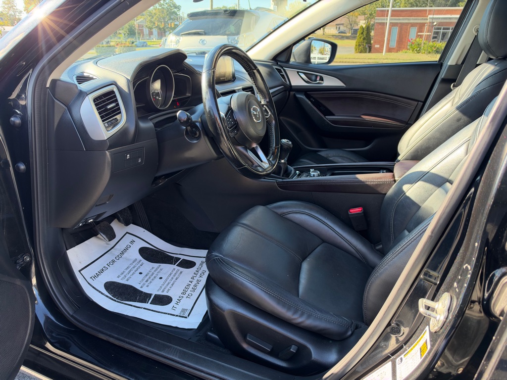 Photo 11 of this MAZDA 3