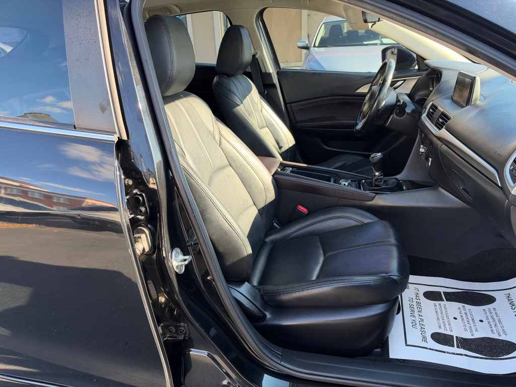Photo 10 of this MAZDA 3