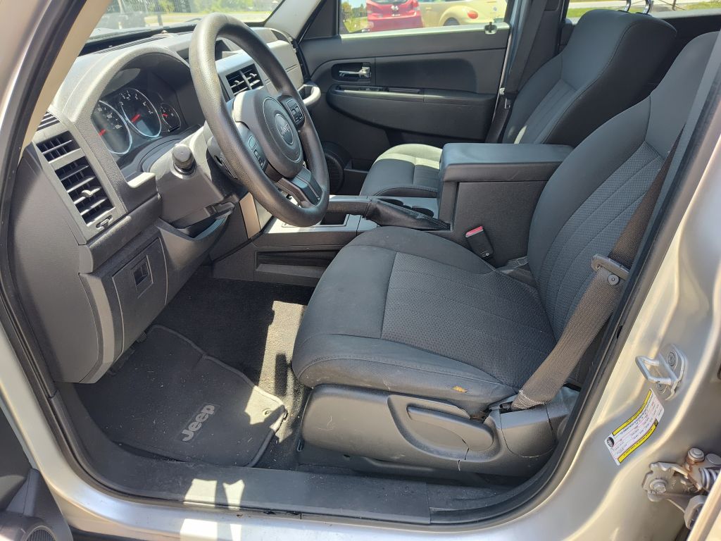 Photo 2 of this JEEP LIBERTY