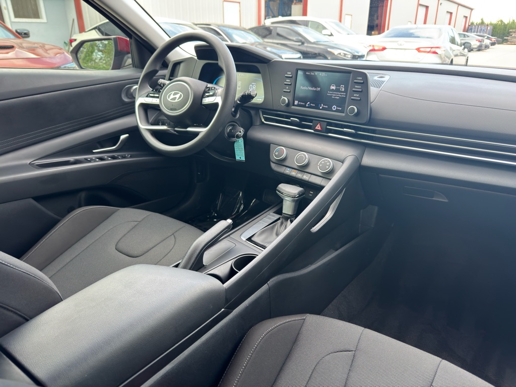 Photo 16 of this HYUNDAI ELANTRA