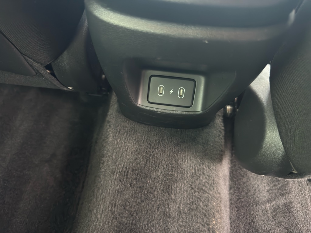 Photo 18 of this HYUNDAI ELANTRA