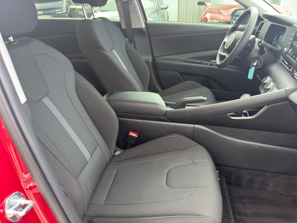 Photo 20 of this HYUNDAI ELANTRA