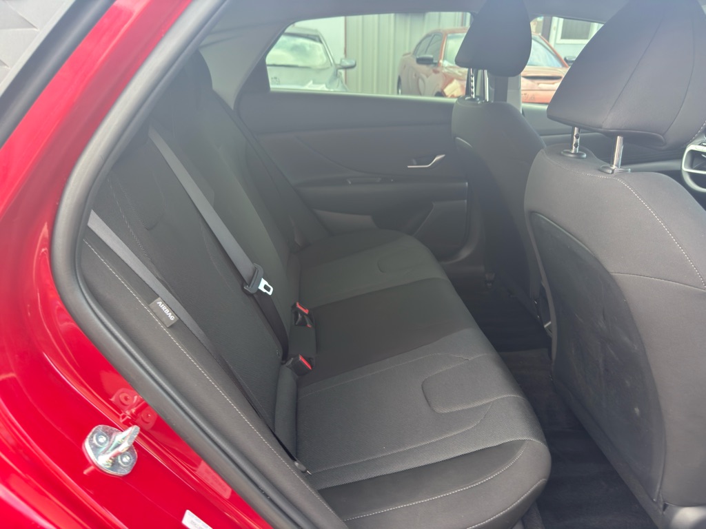 Photo 15 of this HYUNDAI ELANTRA
