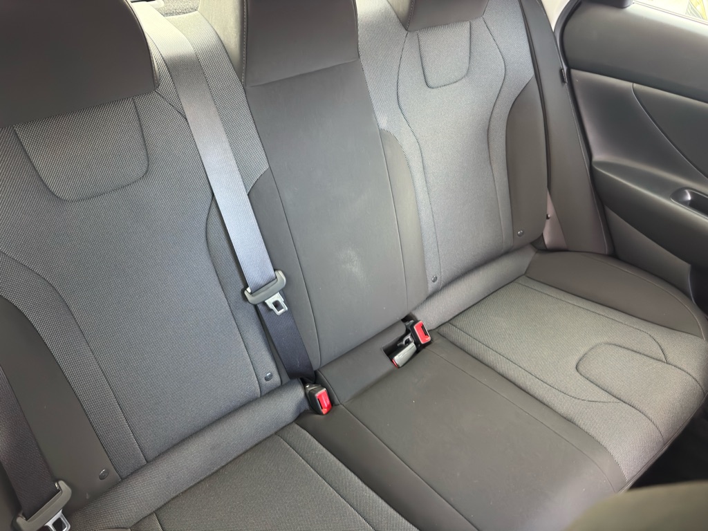 Photo 21 of this HYUNDAI ELANTRA