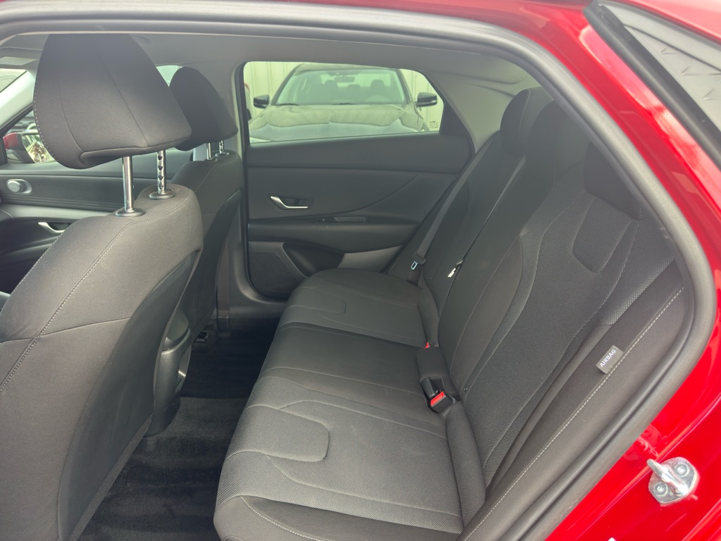 Photo 11 of this HYUNDAI ELANTRA