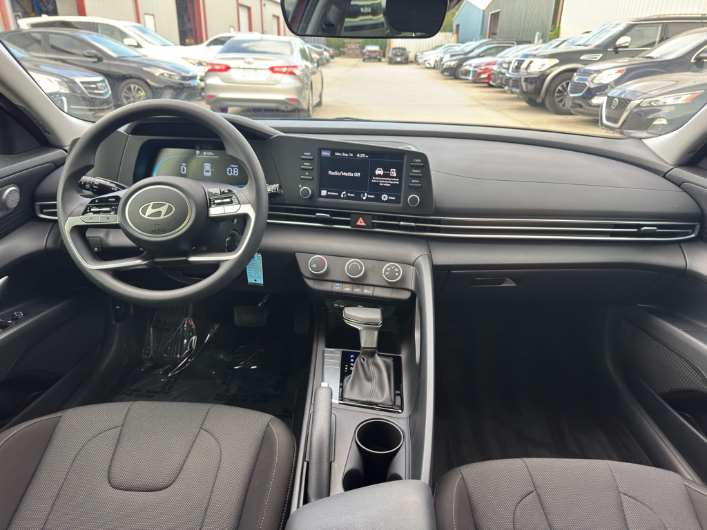 Photo 17 of this HYUNDAI ELANTRA