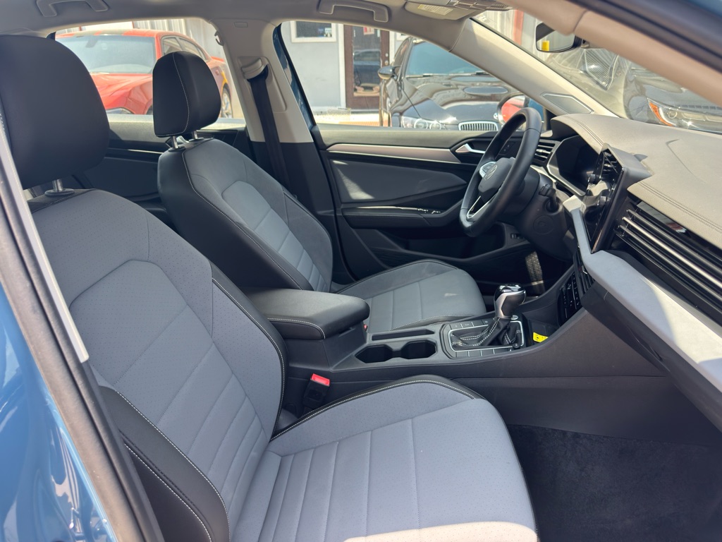 Photo 21 of this VOLKSWAGEN JETTA