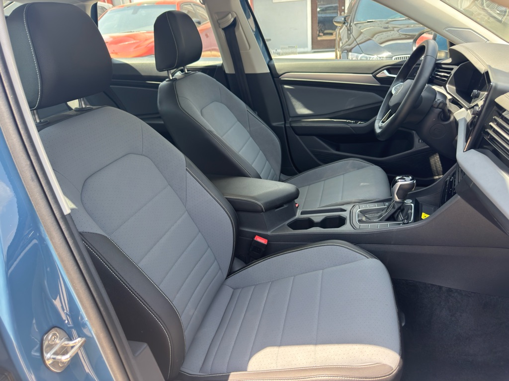 Photo 23 of this VOLKSWAGEN JETTA