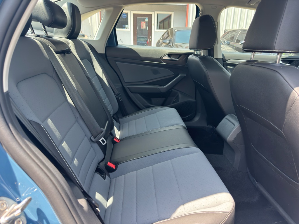 Photo 18 of this VOLKSWAGEN JETTA